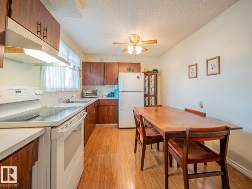 5647 137 Avenue Nw, Edmonton, AB - Indoor Photo Showing Kitchen
