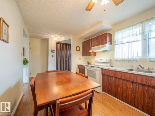5647 137 Avenue Nw, Edmonton, AB - Indoor Photo Showing Kitchen