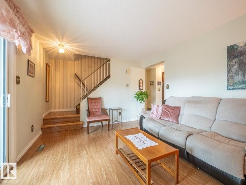 5647 137 Avenue Nw, Edmonton, AB - Indoor Photo Showing Living Room