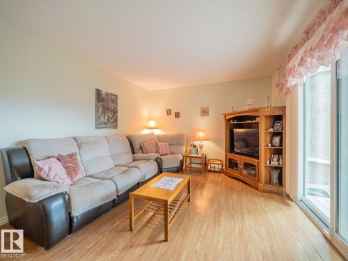 5647 137 Avenue Nw, Edmonton, AB - Indoor Photo Showing Living Room