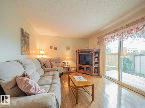 5647 137 Avenue Nw, Edmonton, AB - Indoor Photo Showing Living Room