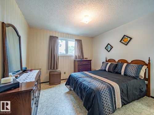 5647 137 Avenue Nw, Edmonton, AB - Indoor Photo Showing Bedroom