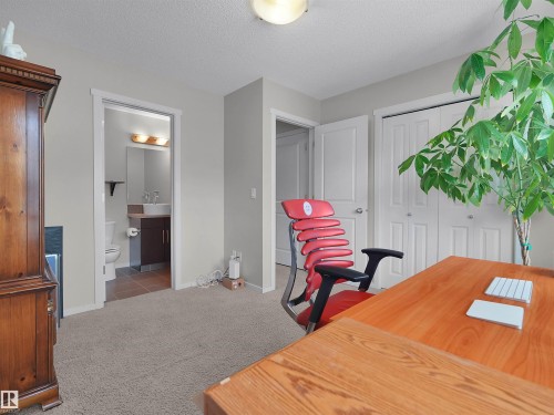 Neutral-toned walls complement the carpeted flooring - #89 603 Watt Bv Sw, Edmonton, AB - Indoor