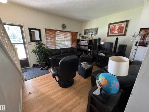 Wood-finish flooring throughout, white wall paint, and substantial baseboards - 11147 97 Street Nw, Edmonton, AB - Indoor