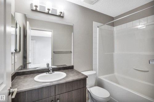#33 1816 Rutherford Rd Sw, Edmonton, AB - Indoor Photo Showing Bathroom
