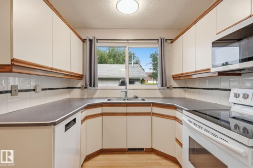 14 Brampton Street, Spruce Grove, AB - Indoor Photo Showing Kitchen With Double Sink