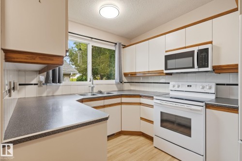 14 Brampton Street, Spruce Grove, AB - Indoor Photo Showing Kitchen With Double Sink