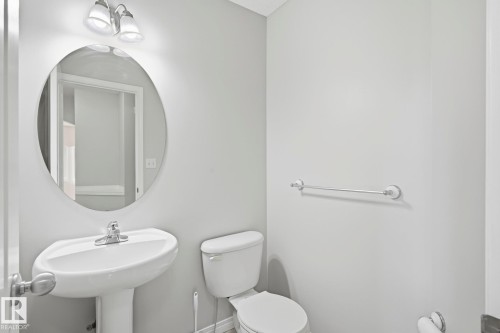 10719 8 Avenue Sw, Edmonton, AB - Indoor Photo Showing Bathroom
