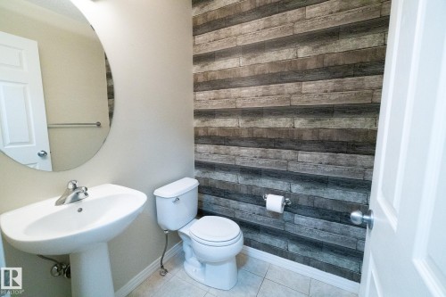 632 60 Street Sw, Edmonton, AB - Indoor Photo Showing Bathroom