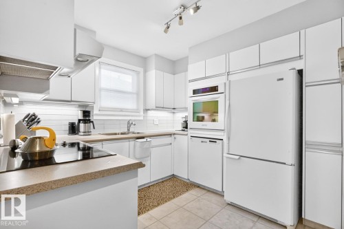 7724 97 Avenue Nw, Edmonton, AB - Indoor Photo Showing Kitchen