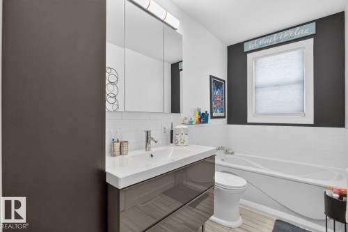 7724 97 Avenue Nw, Edmonton, AB - Indoor Photo Showing Bathroom