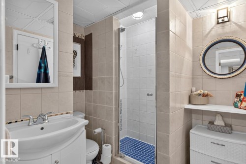 7724 97 Avenue Nw, Edmonton, AB - Indoor Photo Showing Bathroom
