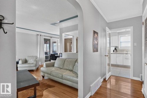 7724 97 Avenue Nw, Edmonton, AB - Indoor Photo Showing Living Room