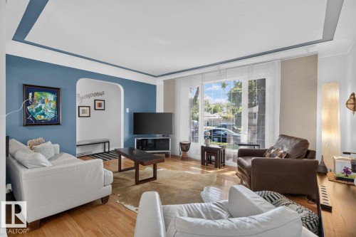 7724 97 Avenue Nw, Edmonton, AB - Indoor Photo Showing Living Room