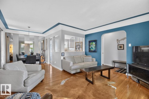 7724 97 Avenue Nw, Edmonton, AB - Indoor Photo Showing Living Room