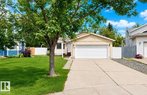19 DARLINGTON Bay   Sherwood Park, AB T8H 1P4