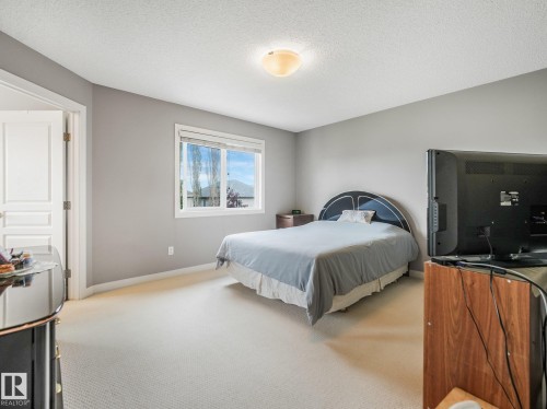 Recessed window with white trim - 1478 37B Avenue Nw, Edmonton, AB - Indoor Photo Showing Bedroom