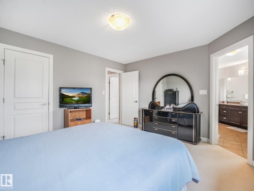 Light grey wall paint with white trim, carpeting, and a built-in ceiling light fixture - 1478 37B Avenue Nw, Edmonton, AB - Indoor Photo Showing Bedroom