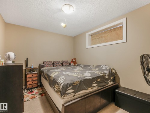 Recessed window opening with white trim - 1478 37B Avenue Nw, Edmonton, AB - Indoor Photo Showing Bedroom
