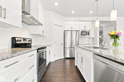 3741 Kidd Crescent Sw, Edmonton, AB - Indoor Photo Showing Kitchen With Upgraded Kitchen