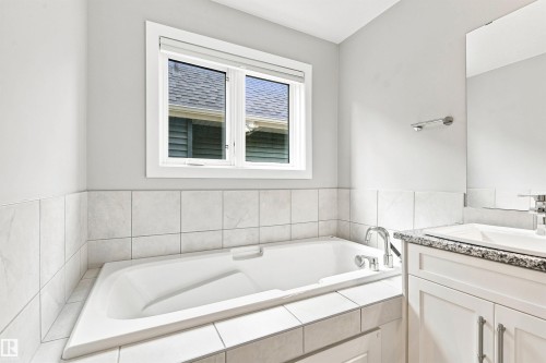 3741 Kidd Crescent Sw, Edmonton, AB - Indoor Photo Showing Bathroom