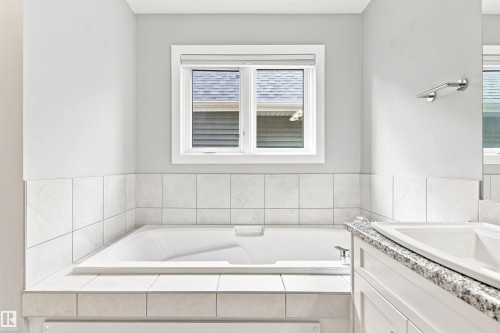 3741 Kidd Crescent Sw, Edmonton, AB - Indoor Photo Showing Bathroom