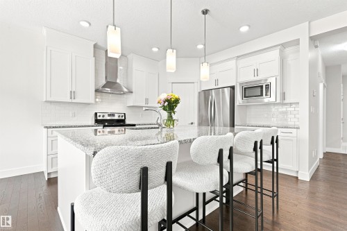 3741 Kidd Crescent Sw, Edmonton, AB - Indoor Photo Showing Kitchen With Upgraded Kitchen