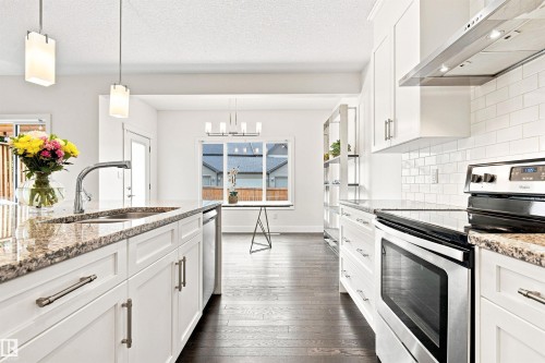 3741 Kidd Crescent Sw, Edmonton, AB - Indoor Photo Showing Kitchen With Upgraded Kitchen