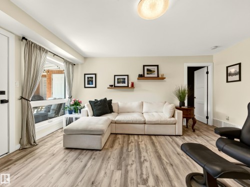 #211 9003 106A Av Nw, Edmonton, AB - Indoor Photo Showing Living Room