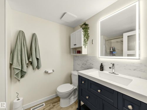 #211 9003 106A Av Nw, Edmonton, AB - Indoor Photo Showing Bathroom