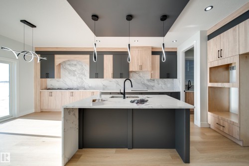7027 177 Avenue Nw, Edmonton, AB - Indoor Photo Showing Kitchen With Upgraded Kitchen