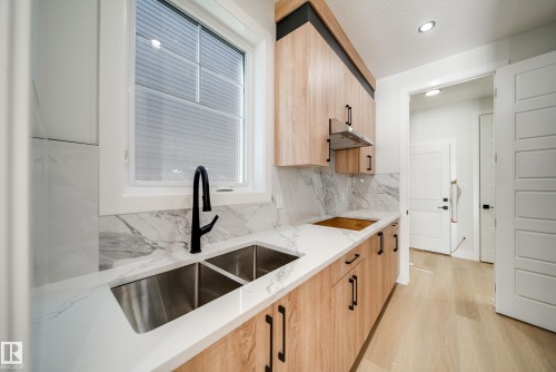 7027 177 Avenue Nw, Edmonton, AB - Indoor Photo Showing Kitchen With Double Sink With Upgraded Kitchen