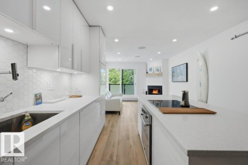 #6 4415 Lakeshore Dr, Sylvan Lake, AB - Indoor Photo Showing Kitchen With Upgraded Kitchen