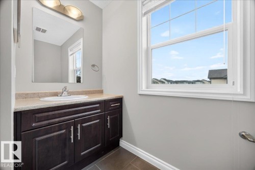 8305 Ellis Crescent Nw, Edmonton, AB - Indoor Photo Showing Bathroom