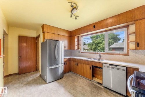 15930 93 Avenue Nw, Edmonton, AB - Indoor Photo Showing Kitchen With Double Sink