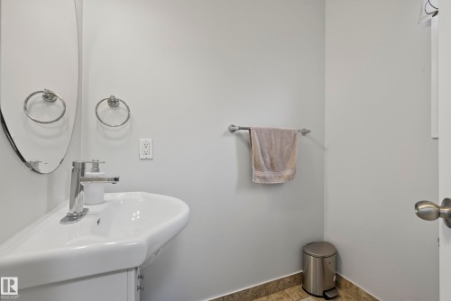 16604 59 Street Nw, Edmonton, AB - Indoor Photo Showing Bathroom