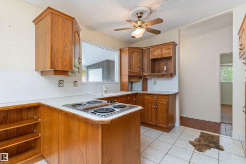 40 Curlew Crescent, Sherwood Park, AB - Indoor Photo Showing Kitchen