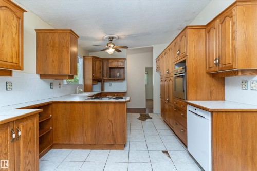 40 Curlew Crescent, Sherwood Park, AB - Indoor Photo Showing Kitchen