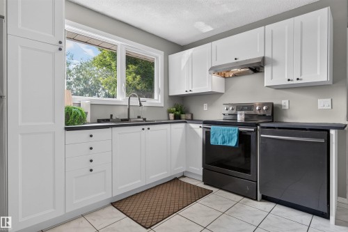 3606 44 Street, Leduc, AB - Indoor Photo Showing Kitchen