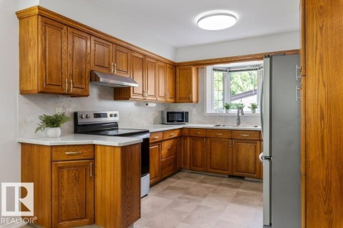 11217 38 Street Nw, Edmonton, AB - Indoor Photo Showing Kitchen