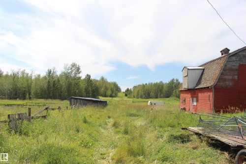 Red barn structure with a gambrel roof and dormer - 49480 Rge Rd 41, Rural Leduc County, AB - Outdoor