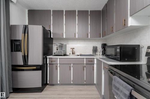 105 Callingwood Two Nw, Edmonton, AB - Indoor Photo Showing Kitchen