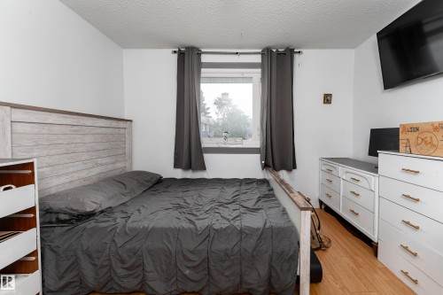 105 Callingwood Two Nw, Edmonton, AB - Indoor Photo Showing Bedroom