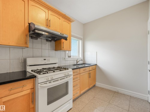 22 Shores Drive, Leduc, AB - Indoor Photo Showing Kitchen