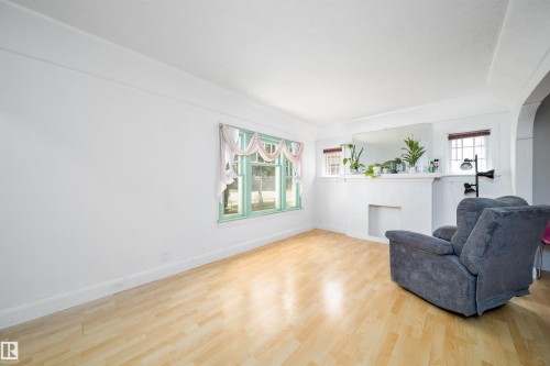11604 97 Street Nw, Edmonton, AB - Indoor