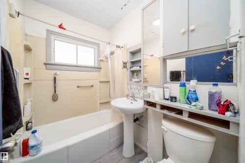 11604 97 Street Nw, Edmonton, AB - Indoor Photo Showing Bathroom