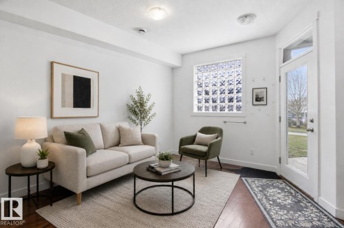 10806 83 Avenue Nw, Edmonton, AB - Indoor Photo Showing Living Room