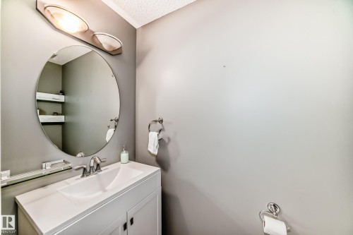 6419 18 Avenue Sw, Edmonton, AB - Indoor Photo Showing Bathroom