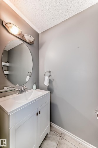 6419 18 Avenue Sw, Edmonton, AB - Indoor Photo Showing Bathroom