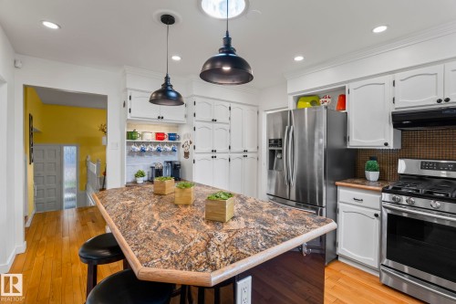 4111 131 Avenue Nw, Edmonton, AB - Indoor Photo Showing Kitchen With Upgraded Kitchen